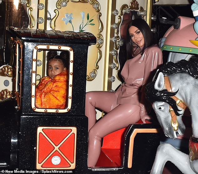 kim kardashian cung chi gai vui ve dua cac con di choi sau cuoc au da  hinh 5
