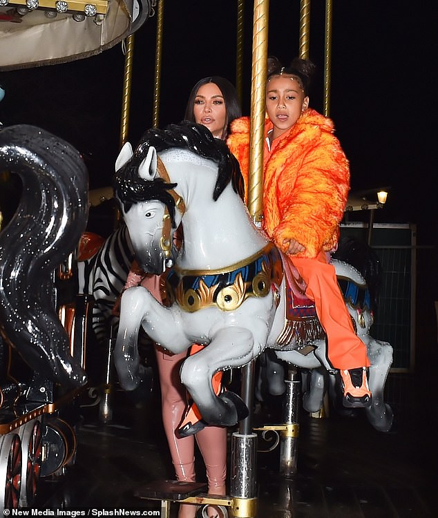kim kardashian cung chi gai vui ve dua cac con di choi sau cuoc au da  hinh 6