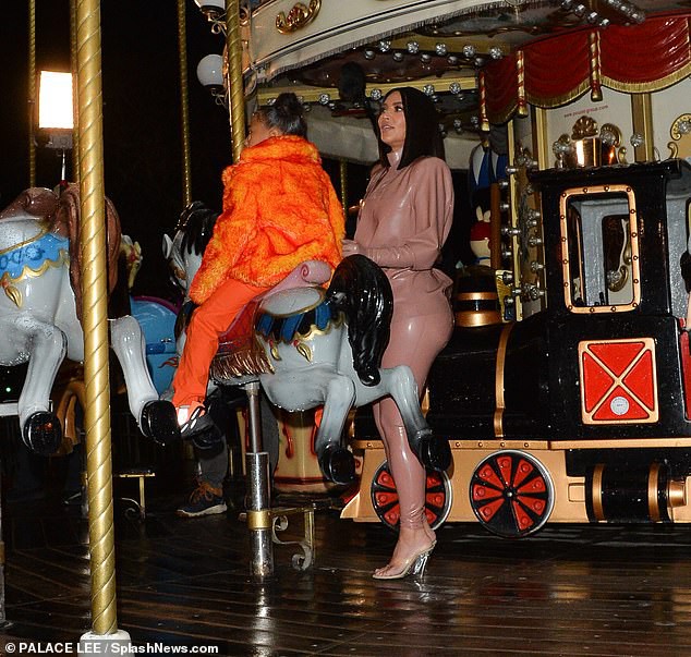 kim kardashian cung chi gai vui ve dua cac con di choi sau cuoc au da  hinh 7