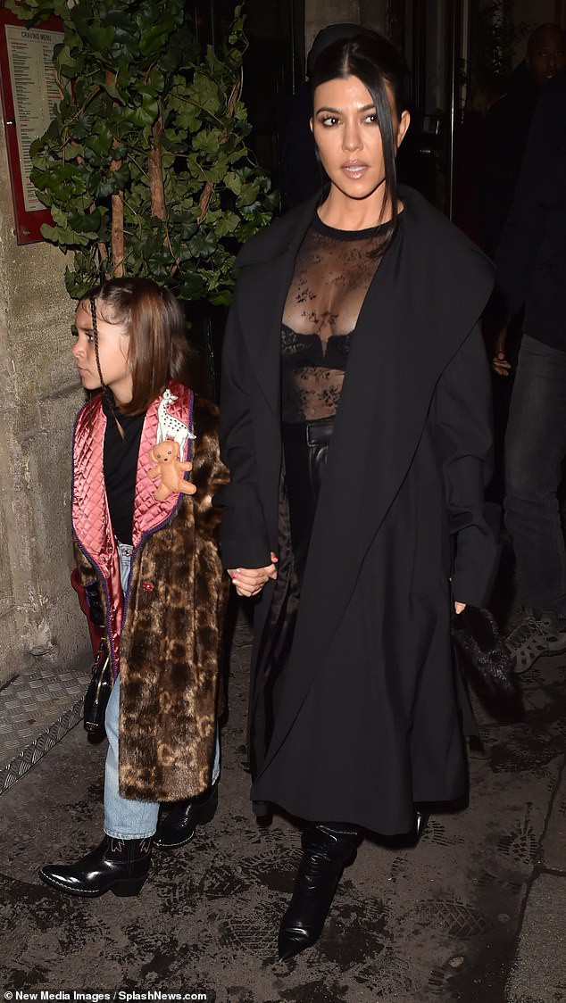 kourtney kardashian mac ho bao, dua con gai di choi o phap hinh 1
