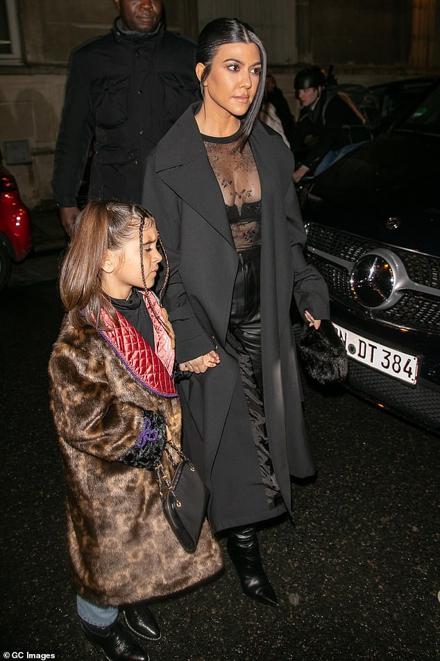 kourtney kardashian mac ho bao, dua con gai di choi o phap hinh 2