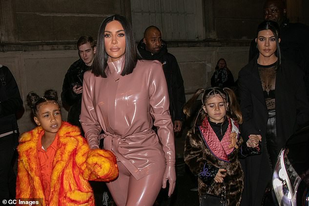 kourtney kardashian mac ho bao, dua con gai di choi o phap hinh 3