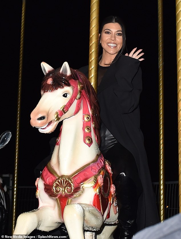 kourtney kardashian mac ho bao, dua con gai di choi o phap hinh 5