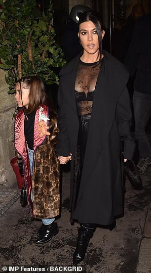kourtney kardashian mac ho bao, dua con gai di choi o phap hinh 6