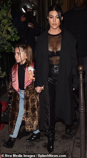 kourtney kardashian mac ho bao, dua con gai di choi o phap hinh 7