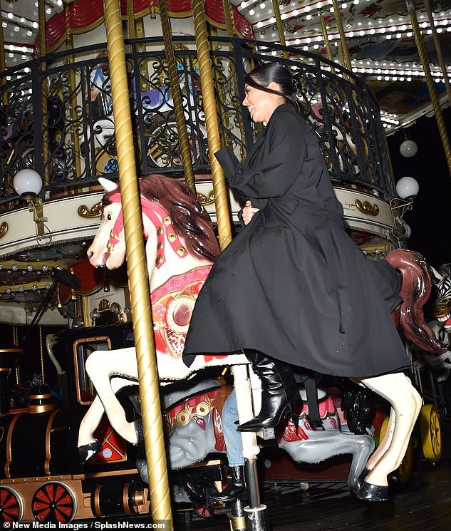 kourtney kardashian mac ho bao, dua con gai di choi o phap hinh 9