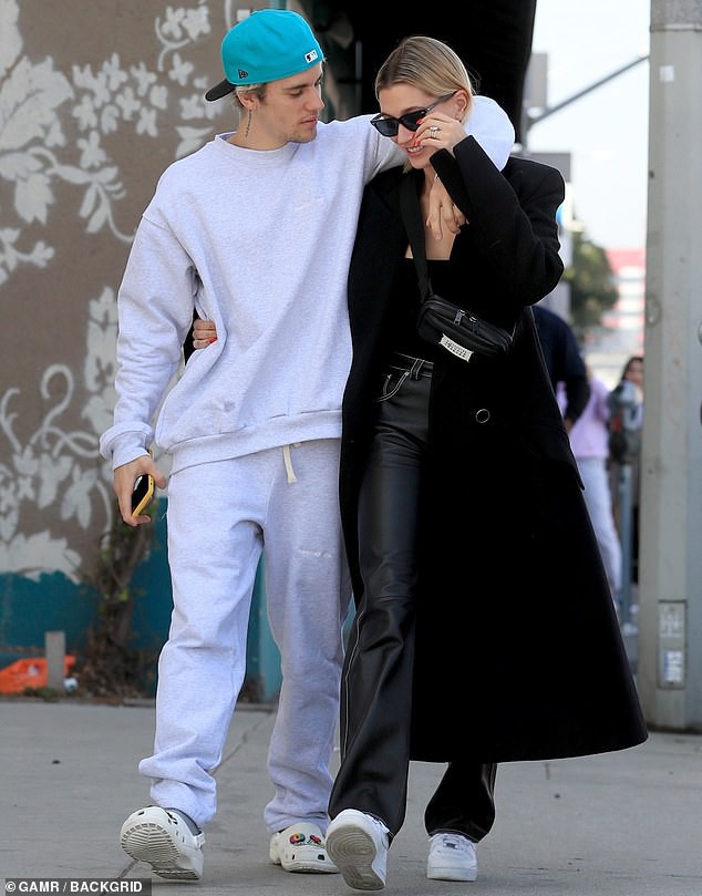 justin bieber va vo xinh dep hon nhau ngot ngao tren pho dong hinh 2