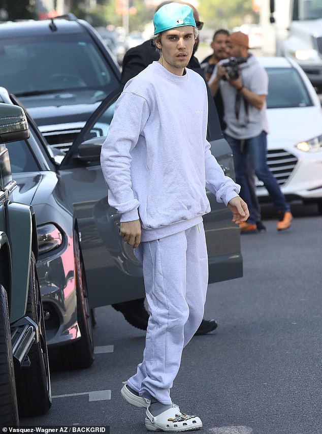 justin bieber va vo xinh dep hon nhau ngot ngao tren pho dong hinh 4