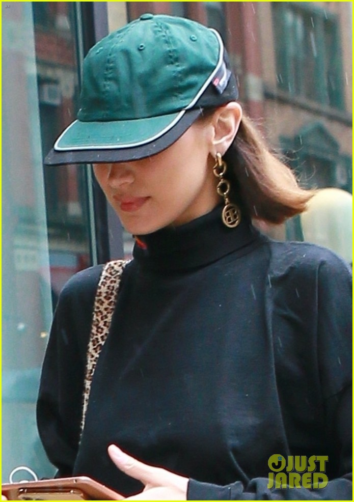 bella hadid mac do sang chanh, pho vong eo "con kien" ra pho dao choi hinh 4