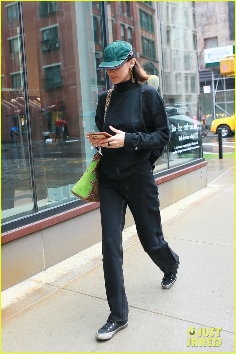 bella hadid mac do sang chanh, pho vong eo "con kien" ra pho dao choi hinh 5