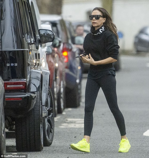 victoria beckham de mat moc, an van xue xoa chay viec tren pho  hinh 1
