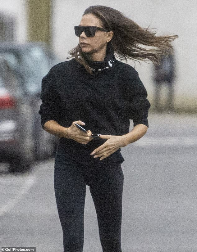 victoria beckham de mat moc, an van xue xoa chay viec tren pho  hinh 2
