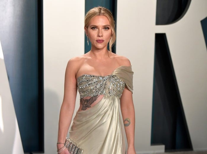 "co dao nong bong" scarlett johansson ma mi va huyen bi tren bia tap chi hinh 8