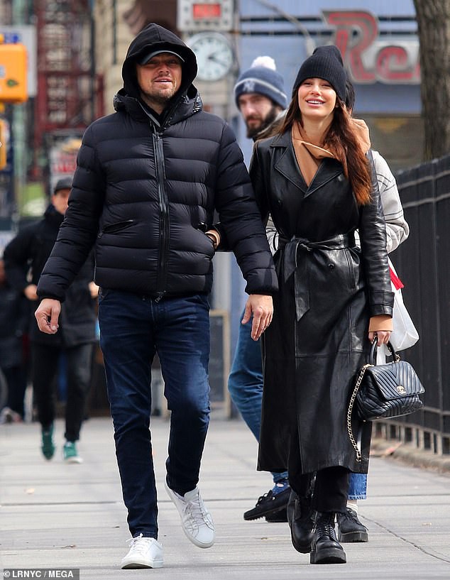 tinh tre cua leonardo dicaprio "ne" paparazzi khi di an toi mot minh  hinh 6