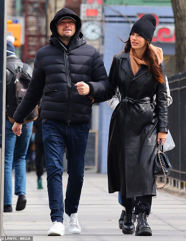 tinh tre cua leonardo dicaprio "ne" paparazzi khi di an toi mot minh  hinh 7