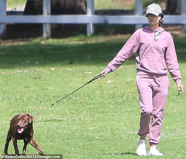"thien than" alessandra ambrosio mac do khoe khoan dat thu cung di dao hinh 4