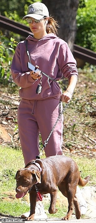 "thien than" alessandra ambrosio mac do khoe khoan dat thu cung di dao hinh 5