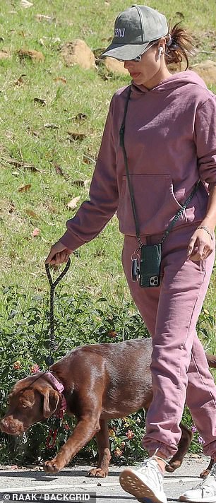"thien than" alessandra ambrosio mac do khoe khoan dat thu cung di dao hinh 6