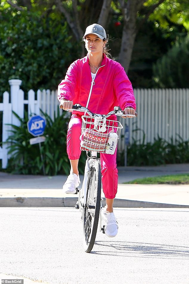 alessandra ambrosio mac do the thao hong ruc dap xe dao pho cung ban trai hinh 2