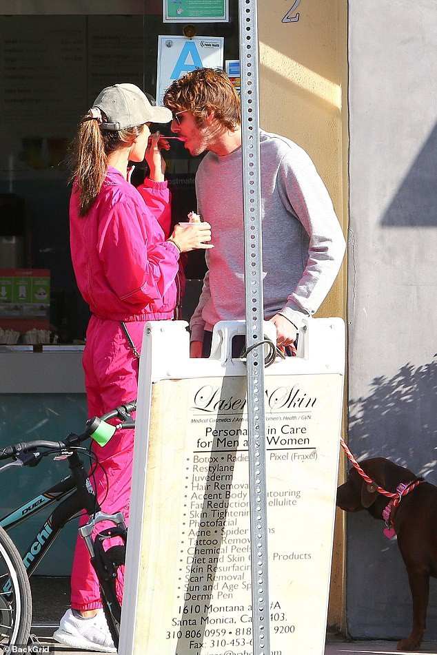 alessandra ambrosio mac do the thao hong ruc dap xe dao pho cung ban trai hinh 3