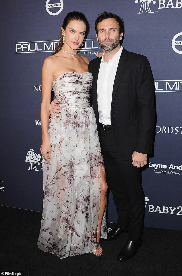 alessandra ambrosio mac do the thao hong ruc dap xe dao pho cung ban trai hinh 5