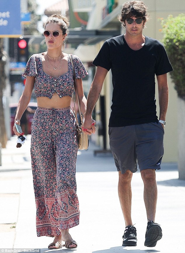 alessandra ambrosio mac do the thao hong ruc dap xe dao pho cung ban trai hinh 6