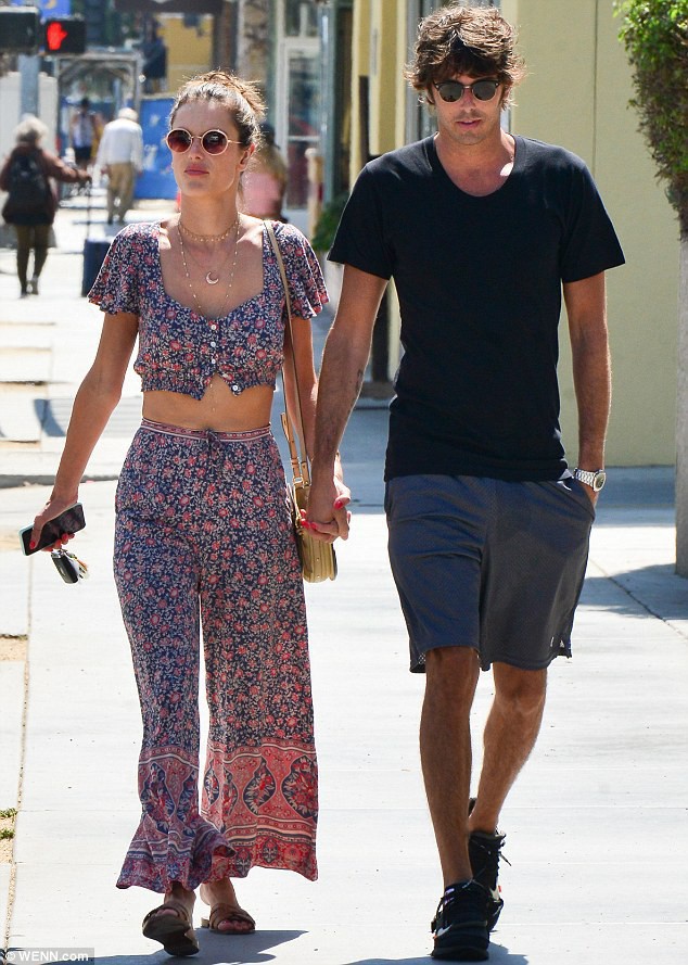 alessandra ambrosio mac do the thao hong ruc dap xe dao pho cung ban trai hinh 8