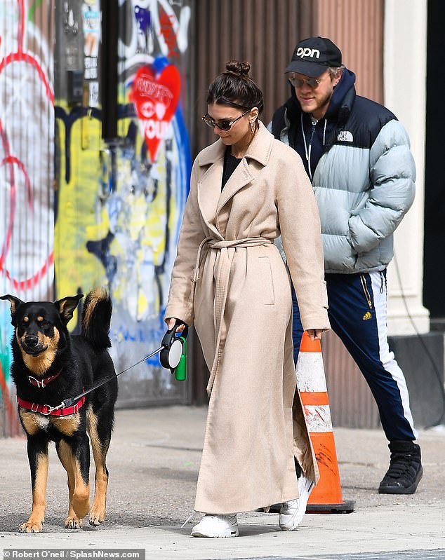 emily ratajkowski va chong than nhien dao pho bat chap dich covid-19 hinh 1