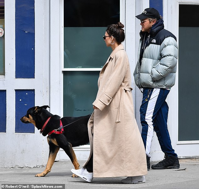 emily ratajkowski va chong than nhien dao pho bat chap dich covid-19 hinh 2