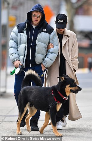 emily ratajkowski va chong than nhien dao pho bat chap dich covid-19 hinh 3