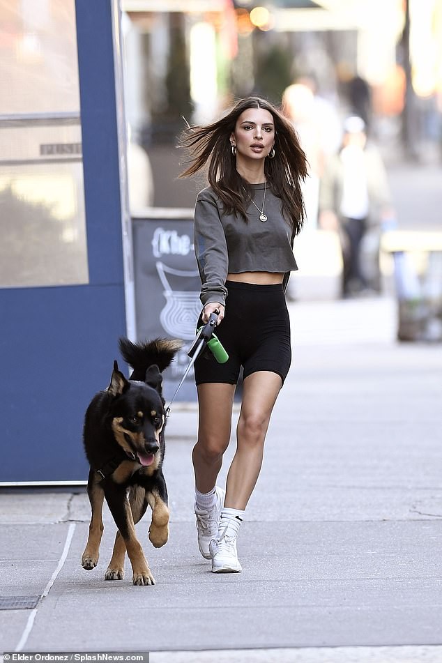 emily ratajkowski va chong than nhien dao pho bat chap dich covid-19 hinh 7