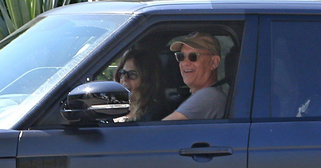vo chong tom hanks vui ve lai xe ra pho sau 2 tuan dieu tri covid-19  hinh 1