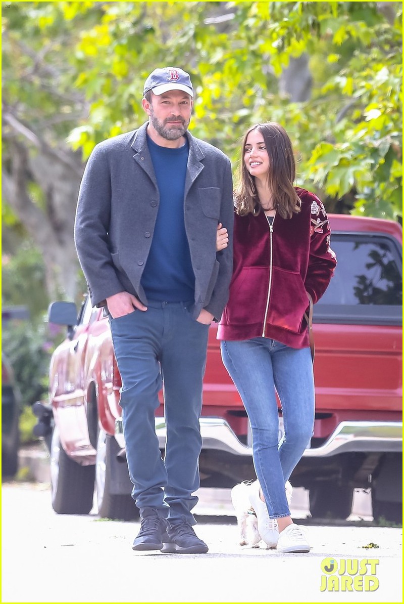 ben affleck ngot ngao "khoa moi" ban gai kem 16 tuoi ngay tren pho hinh 1