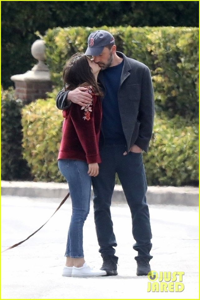 ben affleck ngot ngao "khoa moi" ban gai kem 16 tuoi ngay tren pho hinh 2