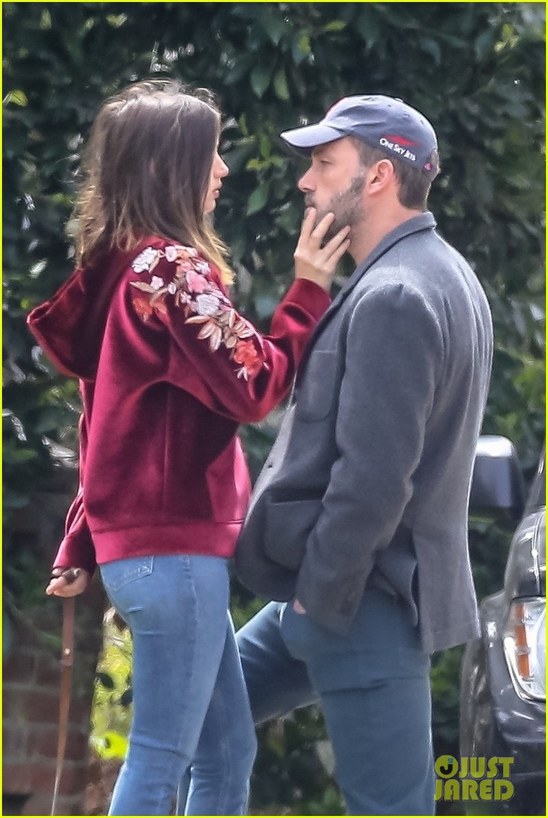 ben affleck ngot ngao "khoa moi" ban gai kem 16 tuoi ngay tren pho hinh 3