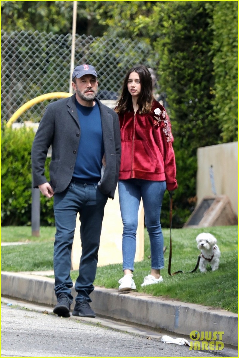 ben affleck ngot ngao "khoa moi" ban gai kem 16 tuoi ngay tren pho hinh 4