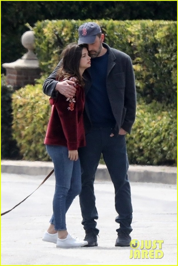 ben affleck ngot ngao "khoa moi" ban gai kem 16 tuoi ngay tren pho hinh 5