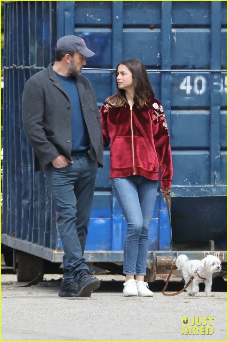 ben affleck ngot ngao "khoa moi" ban gai kem 16 tuoi ngay tren pho hinh 6