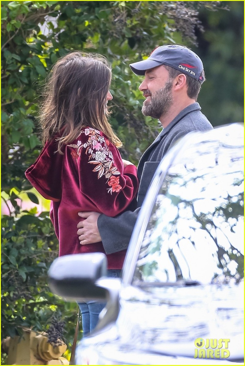ben affleck ngot ngao "khoa moi" ban gai kem 16 tuoi ngay tren pho hinh 7