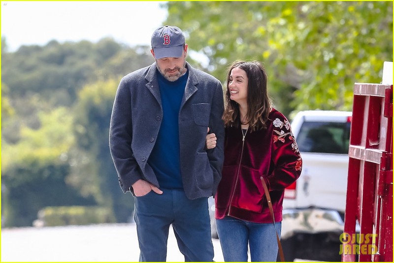 ben affleck ngot ngao "khoa moi" ban gai kem 16 tuoi ngay tren pho hinh 8