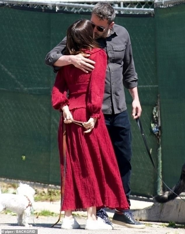 ben affleck tinh tu hon ban gai xinh dep ngay tren duong pho my hinh 1