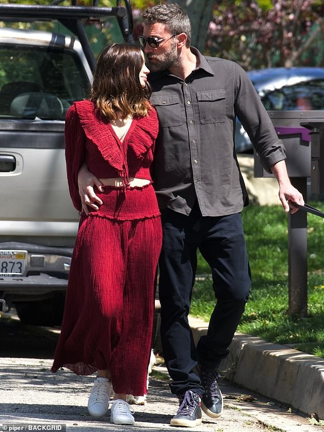 ben affleck tinh tu hon ban gai xinh dep ngay tren duong pho my hinh 2