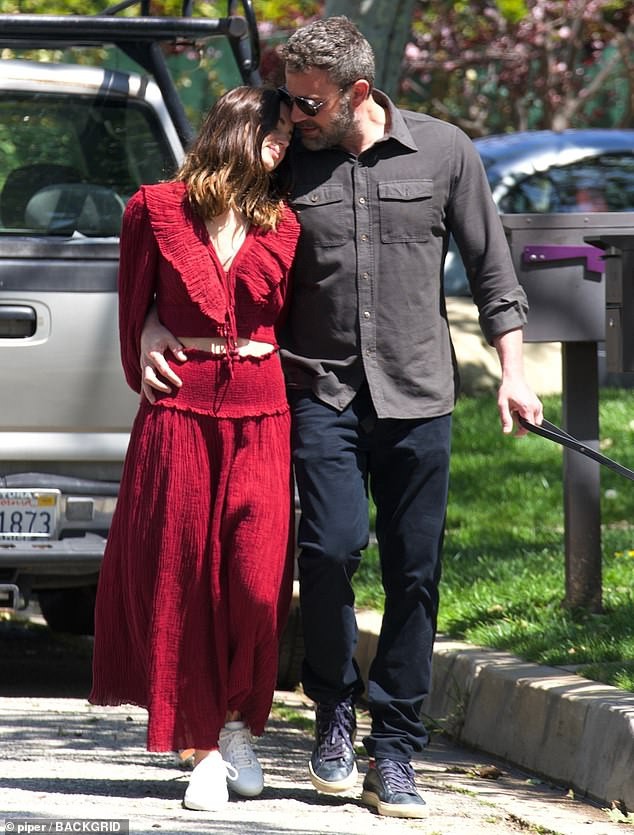 ben affleck tinh tu hon ban gai xinh dep ngay tren duong pho my hinh 3