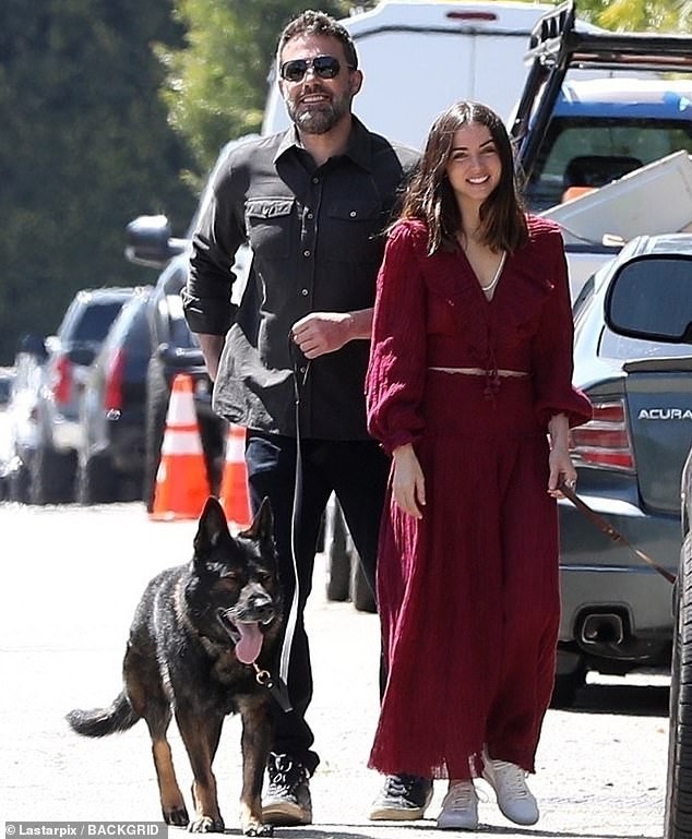 ben affleck tinh tu hon ban gai xinh dep ngay tren duong pho my hinh 6