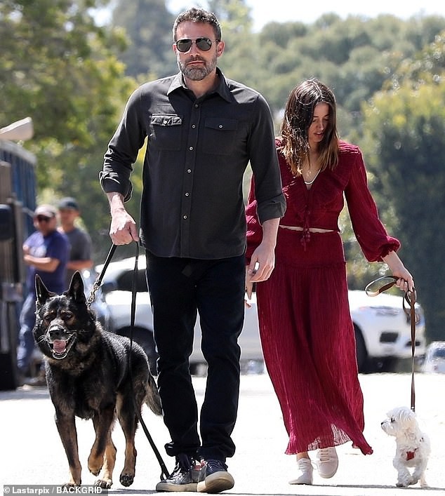 ben affleck tinh tu hon ban gai xinh dep ngay tren duong pho my hinh 7