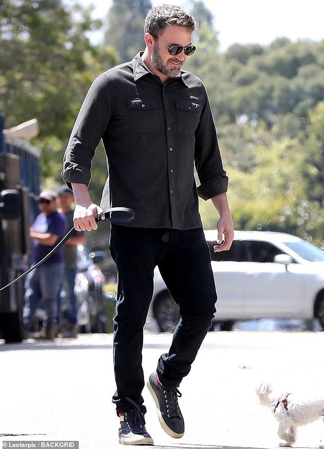 ben affleck tinh tu hon ban gai xinh dep ngay tren duong pho my hinh 8