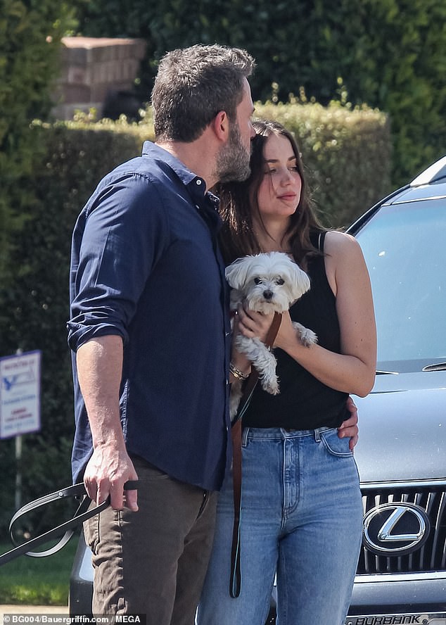 ben affleck va ban gai kem 16 tuoi quan quyt khong roi khi di dao o my hinh 10