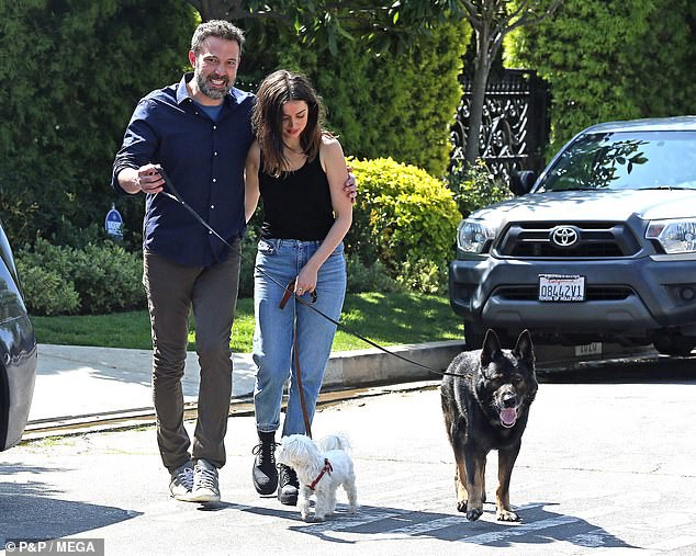 ben affleck va ban gai kem 16 tuoi quan quyt khong roi khi di dao o my hinh 2