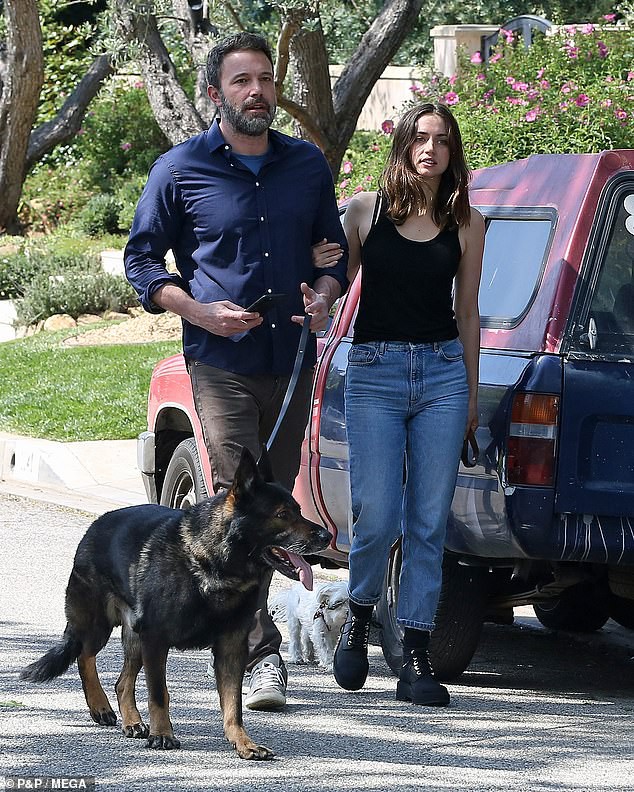 ben affleck va ban gai kem 16 tuoi quan quyt khong roi khi di dao o my hinh 3