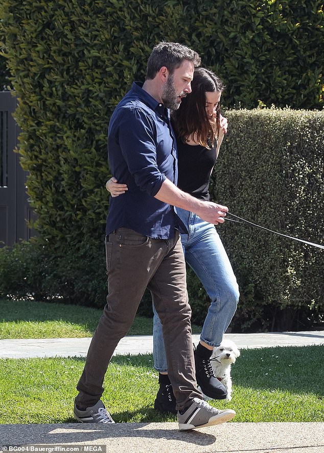 ben affleck va ban gai kem 16 tuoi quan quyt khong roi khi di dao o my hinh 5